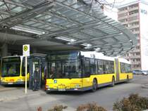 MAN Niederflurbus 2. Generation auf der Linie 156 nach Weiensee Stadion Buschallee/Hansastrae am S-Bahnhof Storkower Strae.