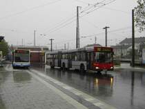 Mercedes O 530 Citaro Facelift (Wagennummer 717) der Stadtwerke Solingen GmbH, im Einsatz als Linie 691 (Solingen, St.-Lukas-Klinik - Solingen, Aufderhöhe - Solingen-Höhscheid) und Mercedes O 405 GN2 (Wagennummer 6528, Kfz-Kennzeichen D-ZT 6528, Baujahr 1997) der Rheinbahn AG Düsseldorf, im Einsatz als Linie 782 (Solingen Hauptbahnhof - Hilden Süd S-Bahnhof - Düsseldorf, Jan-Wellem-Platz). Aufgenommen am 16.10.2009. Ort: Solingen Hauptbahnhof.