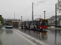 Mercedes O 530 Citaro Facelift (Wagennummer 717) der Stadtwerke Solingen GmbH, im Einsatz als Linie 691 (Solingen, St.-Lukas-Klinik - Solingen, Aufderhöhe - Solingen-Höhscheid) und Mercedes O 405 GN2 (Wagennummer 6528, Kfz-Kennzeichen D-ZT 6528, Baujahr 1997) der Rheinbahn AG Düsseldorf, im Einsatz als Linie 782 (Solingen Hauptbahnhof - Hilden Süd S-Bahnhof - Düsseldorf, Jan-Wellem-Platz). Aufgenommen am 16.10.2009. Ort: Solingen Hauptbahnhof.