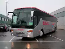 SETRA_S417GT-HD von Blaguss bringt die Mannschaft des SV-Mattersburg bei winterlichem kaltem Wetter zum Bundesligaspiel nach Ried i.I.; (hoffentlich hat der Fahrer bei der Heimfahrt nach der 3:0 Niederlage ein paar tr�stende Worte  f�r die Burschen auf Lager);100313
