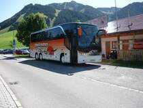 Setra S 415 HDH, auf dem Parkplatz in Tannheim/Tirol von Hartmann-Reisen aus Oberndorf.