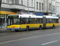 Solaris Urbino als SEV fr die Straenbahnlinie M4 zwischen Weiensee Sulzfelder Strae und Prenzlauer Berg Greifswalder Strae/Danziger Strae an der Haltestelle Weiensee Albertinenstrae.