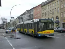 Solaris Urbino als SEV f�r die Stra�enbahnlinie M13 zwischen Wei�ensee Berliner Allee/Indira-Ghandi-Stra�e und Prenzlauer Berg Prenzlauer Allee/Ostseestra�e an der Haltestelle Wei�ensee Albertinenstra�e.