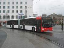 MAN Lion&acute;s City GL Wagen 4587 erreicht gerade auf der Linie 25 den Bremer Hauptbahnhof um von hier zum Nu�horn zu fahren. Wie man sehen kann k�mmt er gerade aus der Kurve raus und f�hrt am Bussteig noch nach vorne durch. 