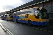 Drei Volvo-Plaxton-Wagen aus 2009 stehen am 6.10.2009 abends beim Bahnhof Fort William. Gleich mehrere CityLink-Linien beginnen und enden hier, weshalb hier vor allem abends diverse der gelb-blauen Wagen zu sehen sind. Nebst zwei B12B ist dazwischen auch ein etwas kleinerer B7R abgestellt. 