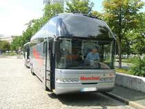 Neoplan Starliner von Busreisen Menchen , Dank an den Fahrer
f�r das nette Gespr�ch.