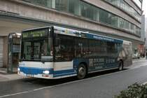 WSW 0204 (W SW 904) mit Werbung fr Zocher Bestattungen.
Aufgenommen am Wall Museum mit der Linie 647 nach Hattingen Mitte, 13.3.2010.