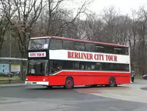 MAN-Doppeldecker Sightseeing-Bus an der Haltestelle Tiergarten Philharmonie.