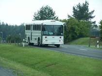 Thomas Built Bus der US Army. Diese Busse werden zur Bef�rderung von US-Soldaten innerhalb und au�erhalb des Truppen�bungsplatzes Grafenw�hr eingesetzt. In diesem Fall fungiert der Bus allerdings als Shuttle-Service f�r das Deutsch-Amerikanische Volksfest.
Aufgenommen am 3.8.2007. 