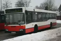 Der O405N2 der HHA wartet am 18.Februar 2010 in Glash�tte, Markt auf seine Fahrt auf der 178 in Richtung Poppenb�ttel.
