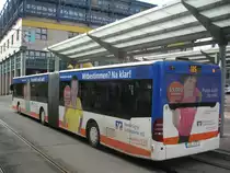 Hier ist ein Citaro Gelenkbus mit neuer Werbung zu sehen. Die Aufnahme des Photos war am 30.03.2010.Der Bus tr�gt Werbung der Volksbank.