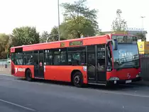 Der 2001 gelieferte 1923 war der letzte Euro 2 Citaro der HHA 1924 war bereits ein Euro 3 Citaro. Am 16.Oktober wartet er am Bf. Harburg auf seinen n�chsten Einsatz.