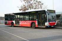 Der Citaro 2506 von 2005 des HHA Betriebshofs Harburg am 18.Mrz 2010 am Bf. Harburg wo er auf seine nchste Runde auf der 153 wartet. 