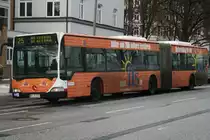 Der 2000 gebaute Gelenkbus 7027 der HHA mit Vollwerbung f�r die Fernschule ILS.   