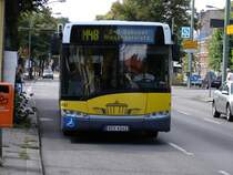 B-V 4142 nach S+U Bahnhof Alexanderplatz. Aufgenommen am 04.08.07 in Zehlendorf Eiche.