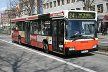 Der vor noch nicht allzulanger Zeit nach Hummelsbttel gekommene 1702 auf der Linie 24 in Richtung U-Niendorf Markt. Leider wird auch er nicht mehr lange das HHA Zeichen tragen.