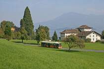 Der Mercedes-Benz O 530 Nr. 716 am 29. September 2008 in St. Niklausen. 716 und 717 waren die beiden letzten Busse, die eine Rot-gelbe Lackierung fr die Linie 21 erhielten, die der Bus hier auch gerade befhrt.