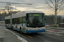 Der Hess/Vossloh-Kiepe BGT N2C Nr. 220 am Abend des 5. Dezember 2009 untewegs zwischen Gartenheim und Oberlchli