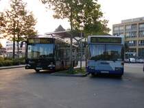 VIP und HVG nebeneinander. VIP f�hrt nach Bahnhof Pirscheide, HVG nach Bahnhof Golm. Aufgenommen am 05.08.07 Potsdam Hbf