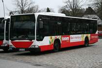 Einer der letzten 2006 an die HHA gelieferten alten Citaros nmlich 2602 am 5.April 2010 in U-Niendorf Markt