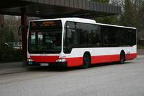 Der in Hummelsbttel stationierte 2820 hat gerade seine anderthalbstndige Fahrt auf der Linie 24 aus Bf. Rahlstedt beendet und wird jetzt seine Pause auf dem berlieger antreten. U-Niendorf Markt, 5.April 2010