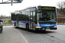 Der fr Ford in Bnningstedt Werbung machende VHH Wagen 0921 vom Betriebshof Quickborn am 6.April 2010 in Norderstedt Mitte.