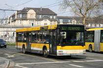 MVG 097 (MH VG 197) mit der Linie 122 am Rathaus Markt in Mlheim.
23.3.2010