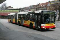 Der 2000 ausgelieferte Gelenkbus 7001 der HHA ein MAN 313 bzw. A23 am 8.April 2010 auf der Linie 9 nach Grosslohe in U Wandsbek Markt