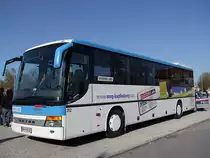 SETRA-S315UL von MVG-Kapfenberg ist mit dem Fu�ballfanklub in Ried i.I. zum Bundesligaspiel eingetroffen;100417