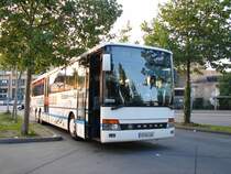 Seit ein paar Jahren wurde die Buslinie 602 Potsdam Hbf - Berlin Sch�nefeld Flughafen eingestellt. Seit cirka ein Monat hat G�nter Anger den Busbetrieb wieder aufgenommen aber mit deutlich weniger halten und eignen Fahrpreisen. Aufgenommen am 04.08.07 Potsdam Hbf
