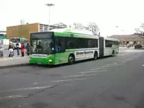 HI-SV 115 (Stadtverkehr Hildesheim GmbH) mit Werbung fr die Hildesheimer Allgemeine Zeitung am 19.04.2010 am ZOB in Hildesheim. 