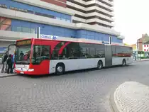 HI-SV 2073 (Stadtverkehr Hildesheim GmbH) (ebenfalls ohne Seitenwerbung) am 19.04.2010 am ZOB in Hildesheim. 