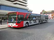 HI-SV 2082 (Stadtverkehr Hildesheim GmbH) mit Werbung fr den Sanitrhersteller  Wiedemann  am 19.04.2010 am ZOB in Hildesheim. 
