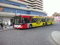 HI-SV 2083 (Stadtverkehr Hildesheim GmbH) als  Kanarienvogel  mit Werbung fr das Druckhaus Khler am 19.04.2010 am ZOB in Hildesheim. 