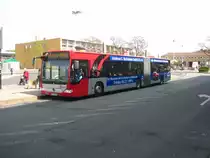 HI-SV 2092 (Stadtverkehr Hildesheim GmbH) mit Werbung fr das Autohaus Marheineke am 19.04.2010 am ZOB in Hildesheim. Interessant an dieser Werbung: Auf der Fahrerseite wirbt das Mehrmarken-Autohaus fr Mercedes, auf der Einstiegseite fr Smart und am Heck fr Volkswagen. 