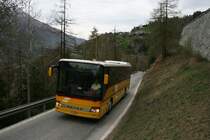 Saas Fee, das Matterhorn Terminal in Täsch und die meisten anderen grösseren Kurorte im Wallis sind mit gut ausgebauten Strassen erreichbar. Nicht so Grächen und Gasenried: Noch immer mühen sich die 4 Setra 313UL von PU Zerzuben über schmale Bergsträsschen in die beiden Kurorte oberhalb des Nikolaitals, wie Wagen 62 am 27.4.2010 bei Bodmen. 