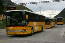 Grossaufgebot fr die Schler: Die Setras 60, 62 und 63 von PU Zerzuben werden in Krze die Schler aus St. Niklaus bergwrts nach Niedergrchen, Grchen und Gasenried befrdern. 27.4.2010. 