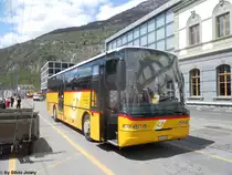 Postauto/Regie Brig VS 243 895 (Neoplan N316) am 27.4.2010 beim Bhf. Brig.
