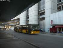 Die letzte Fahrt vor der Pension. Am 29.4.2010 hatte der Chauffeur Geri Bachofen der Regie ZH-Unterland seinen letzten Arbeitstag. Seine Familie begleite ihn auf seiner letzten Fahrt, und Postauto verabschiedete sich in dem sie auf den Bildschirem im Fahrzeuginnern auf dieses Ereignis darauf hinwies. Ebenfalls wurde die Front des CitaroII 237 dafr umgestaltet, Zrich Flughafen 29.4.2010.