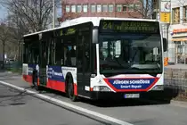 Der 2002 gebaute MB O530 der HHA mit der Numer 2233 am 14.Apil 2010 auf der Linie 24 am S-Bahnhof Poppenb�ttel. 