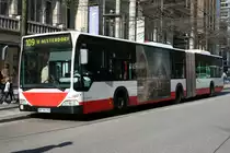 Der HHA Gelenker 7352 von 2003 am 5.April 2020 auf der Linie 109 nach Alsterdorf in der M�nckebergstr.