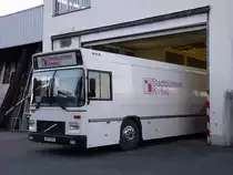 Der B�cherbus der Mediothek Krefeld rangiert in seine Halle. 
http://www.facebook.com/Mediothek.Krefeld