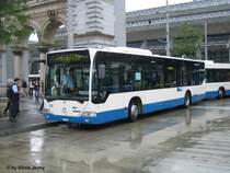 Citaro Nr. 64 steht am 7.8.07 als Fahrschulwagen beim Bhf. Luzern.