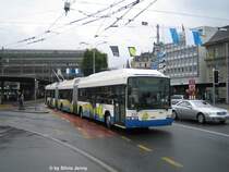 Lightram 233 ''Tatzelwurm'' verl�sst den Bhf, Luzern am 7.8.07 Richtung Maihof.