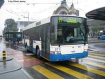 In str�mendem Regen verl�sst am 7.8.07 der vbl/GOWA Scania/Hess Nr. 571 den Bhf. Luzern