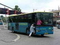Bus 2888, Typ Mercedes-Benz O550U Integro, gebaut 2001, Leiden Hauptbahnhof 17-07-2007