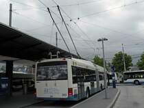 Hess Trolleybus mit der Betriebsnummer 203 wartet am Bahnhof Luzern auf seine Abfahrtszeit. Die Aufnahme stammt vom 04.05.2010.