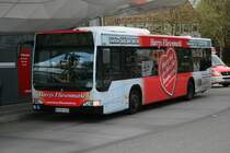 Der HHA Citaro 2635 nach seinem Unfall auf der Busanlage im Hintergrund der Krankenwagen zu diesem Zeitpunkt war die Einfahrt noch immer gesperrt.