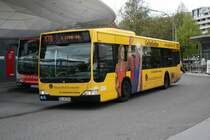 Der Hochbahn Citaro mit der Nummer 2802 geh�rte zu den ersten die den Busbahnhof befahren durften. Im Hintergrund der verunfallte Citaro 2635. Er hatte bei der Einfahrt in den Busbahnhof seitlich einen Rollstuhl erfasst und stark demoliert, die Rolstuhlfahrerin ist ins Krankenhaus gebracht worden.  