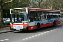 Der Busbahnhof Poppenb�ttel war gestern wegen eines Feuerwehreisatzes in der Zufahrt gesperrt. Der HHA O405N2 mit der Nummer 1715 war deswegen zum wenden auf der Stra�e in H�he Tennigkeitweg(kurz hinter dem Busbahnhof) gezwungen. Sp�ter setzte er zum Pause machen R�ckw�rts durch die Ausfahrt in den Busbahnhof.